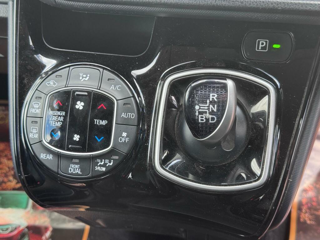 Toyota Voxy 1.8 Black #10