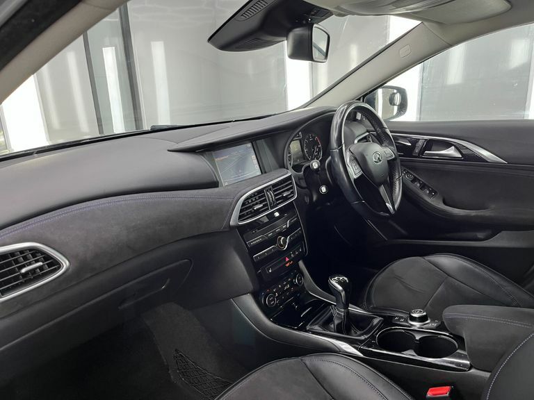 Infiniti Q30 Premium D Black #29