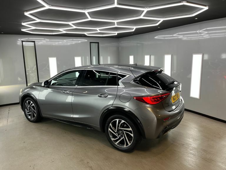 Infiniti Q30 Premium D Black #43