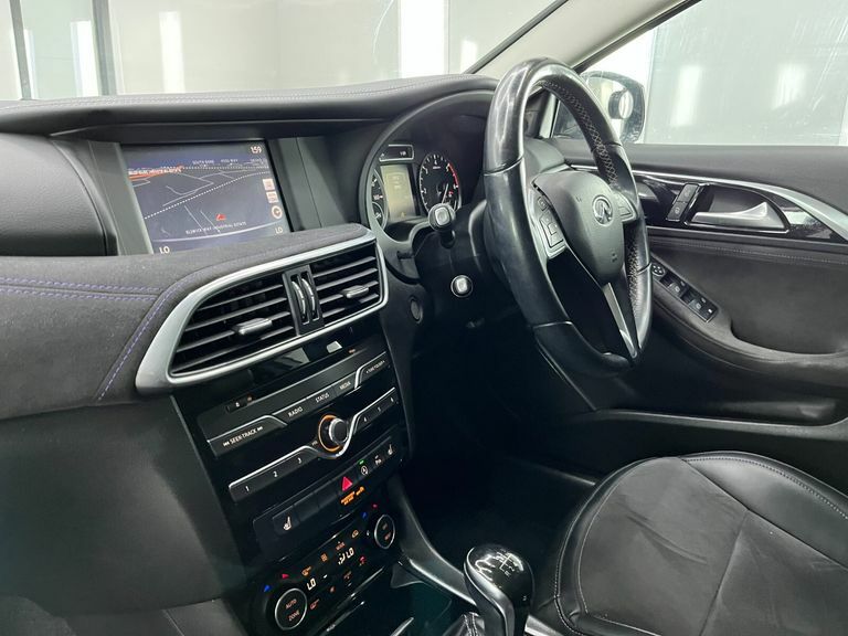 Infiniti Q30 Premium D Black #30
