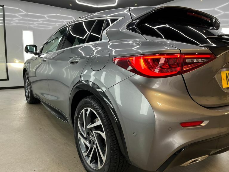 Infiniti Q30 Premium D Black #24