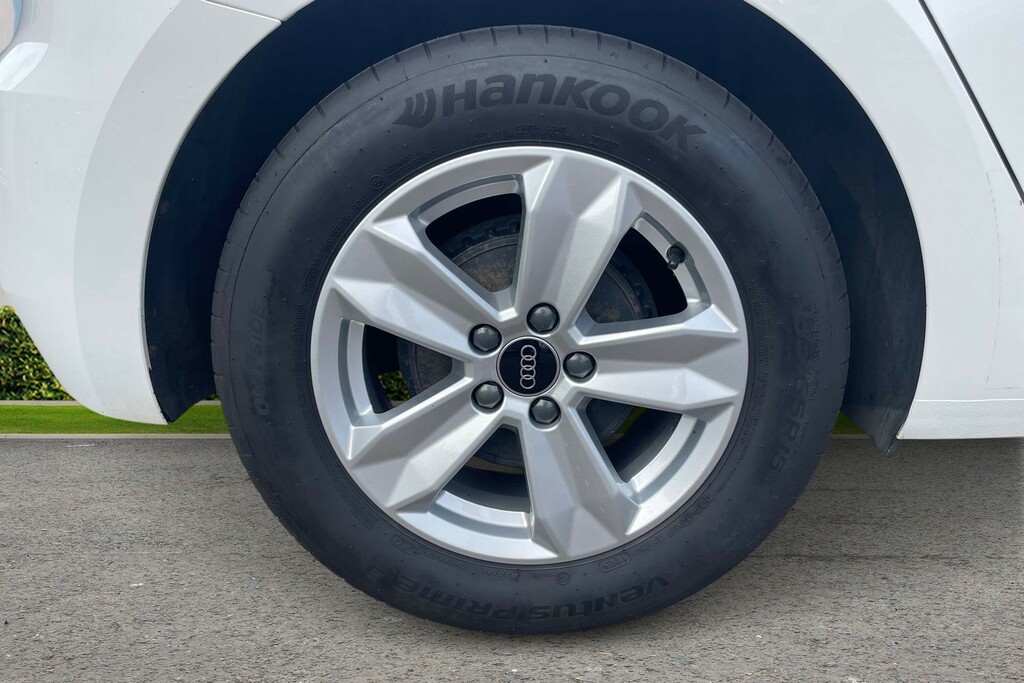 Audi A1 Audi A1 Sportback Technik 25 Tfsi 95 Ps 5-Speed AJ72OJG White #5