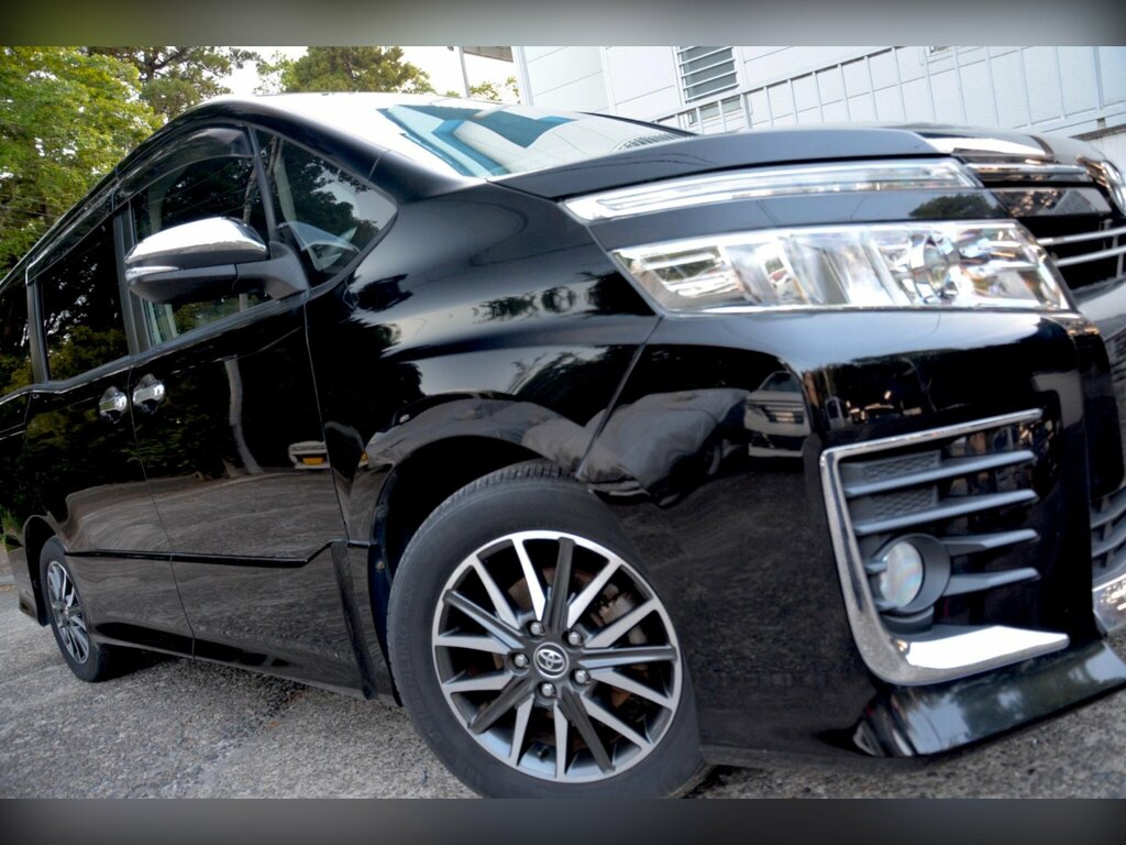 Toyota Voxy 2.0 Zs Kiramaki - Seven Seater Black #4