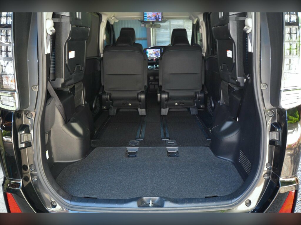 Toyota Voxy 1.8 Hybrid Blue #37