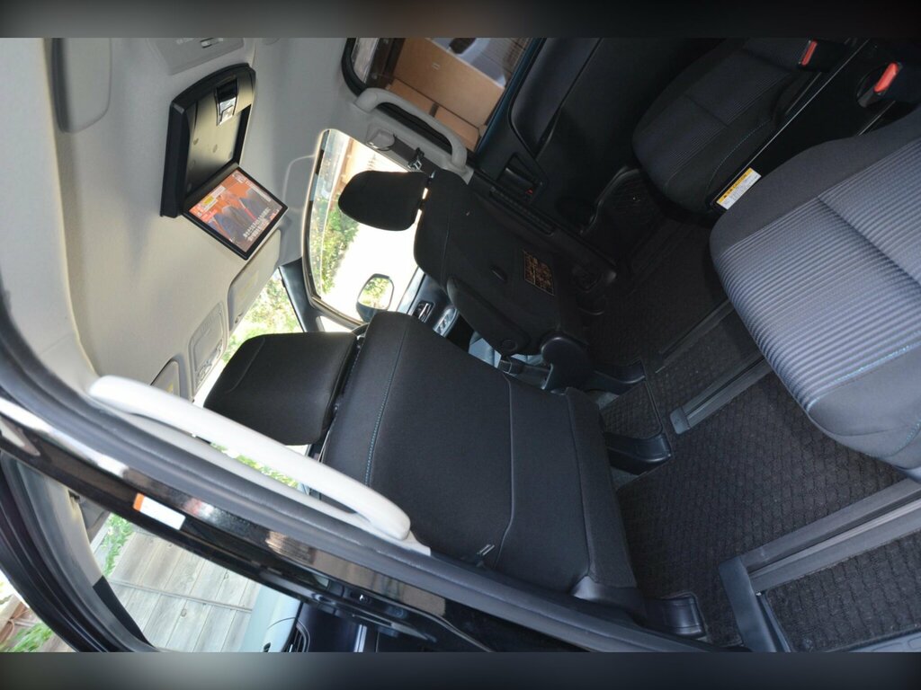 Toyota Voxy 1.8 Hybrid Blue #32
