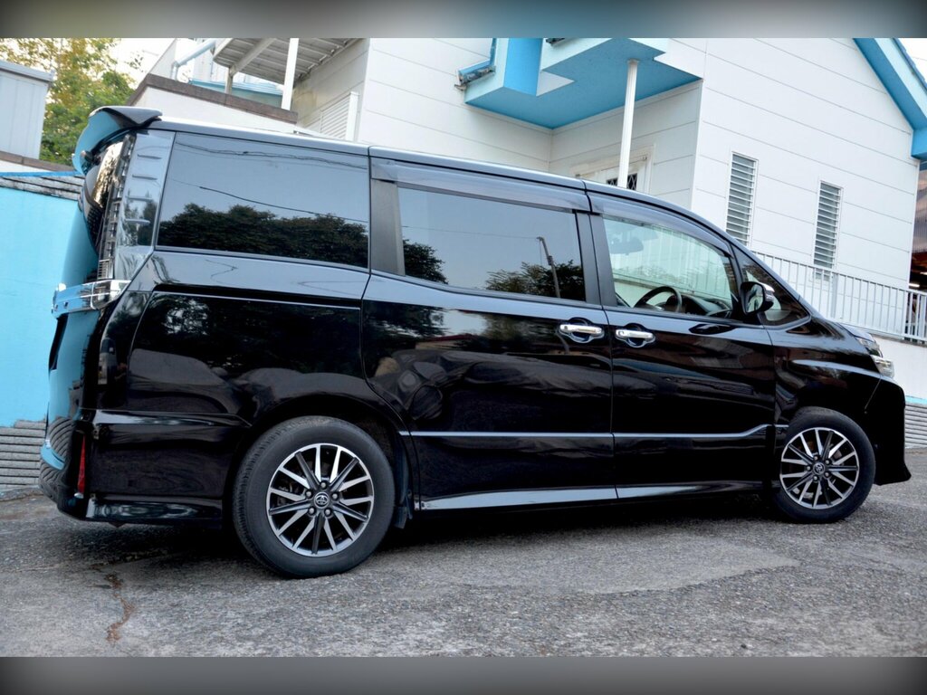 Toyota Voxy 2.0 Zs Kiramaki - Seven Seater Black #5