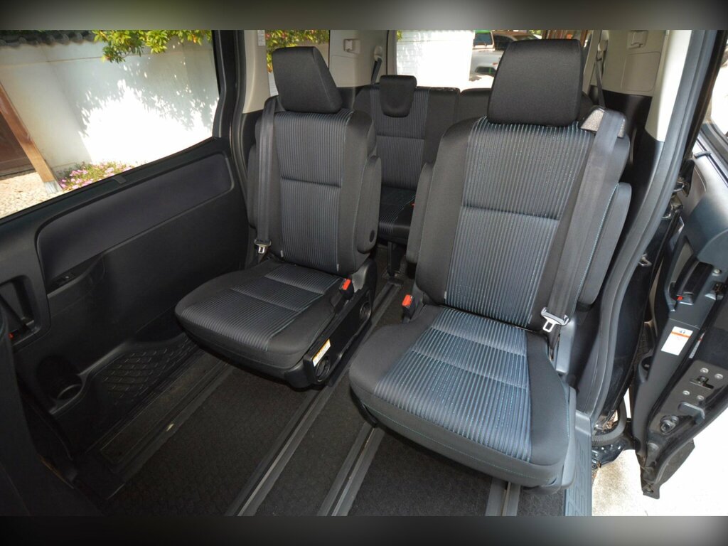 Toyota Voxy 1.8 Hybrid Blue #33