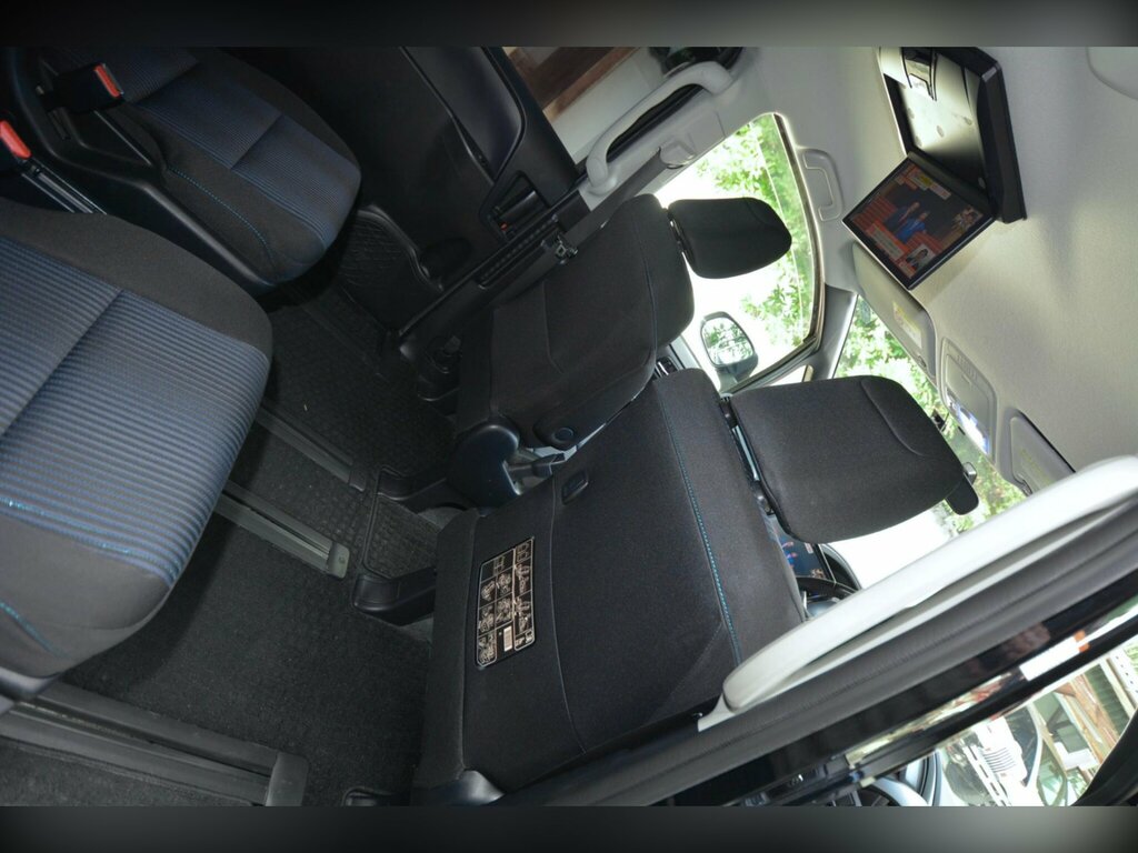 Toyota Voxy 1.8 Hybrid Blue #26