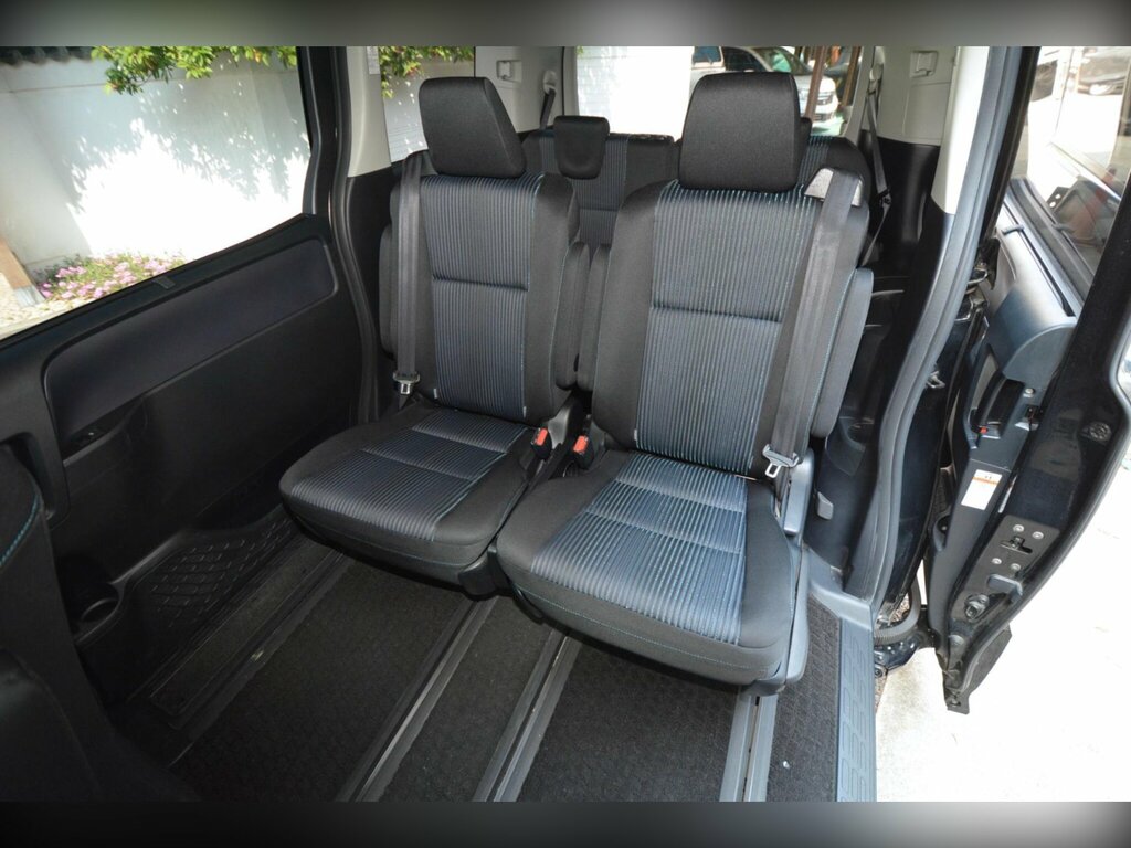 Toyota Voxy 1.8 Hybrid Blue #34