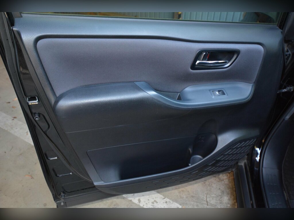 Toyota Voxy 1.8 Hybrid Blue #31