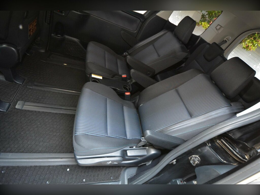 Toyota Voxy 1.8 Hybrid Blue #35