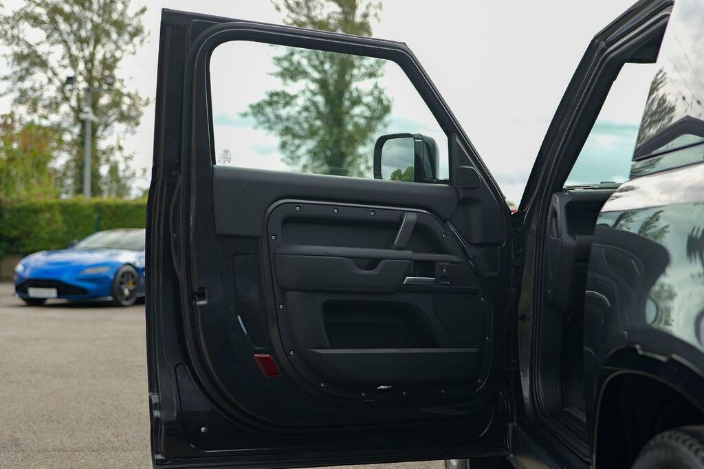 Land Rover Defender 90 X-dynamic Hse Black #23