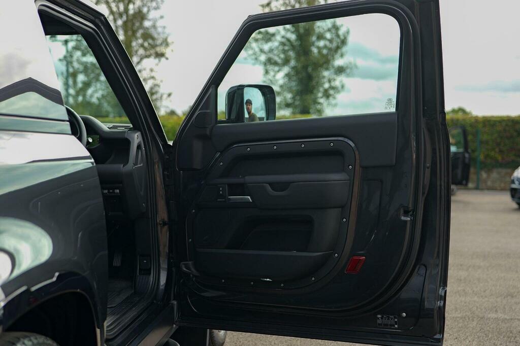 Land Rover Defender 90 X-dynamic Hse Black #21