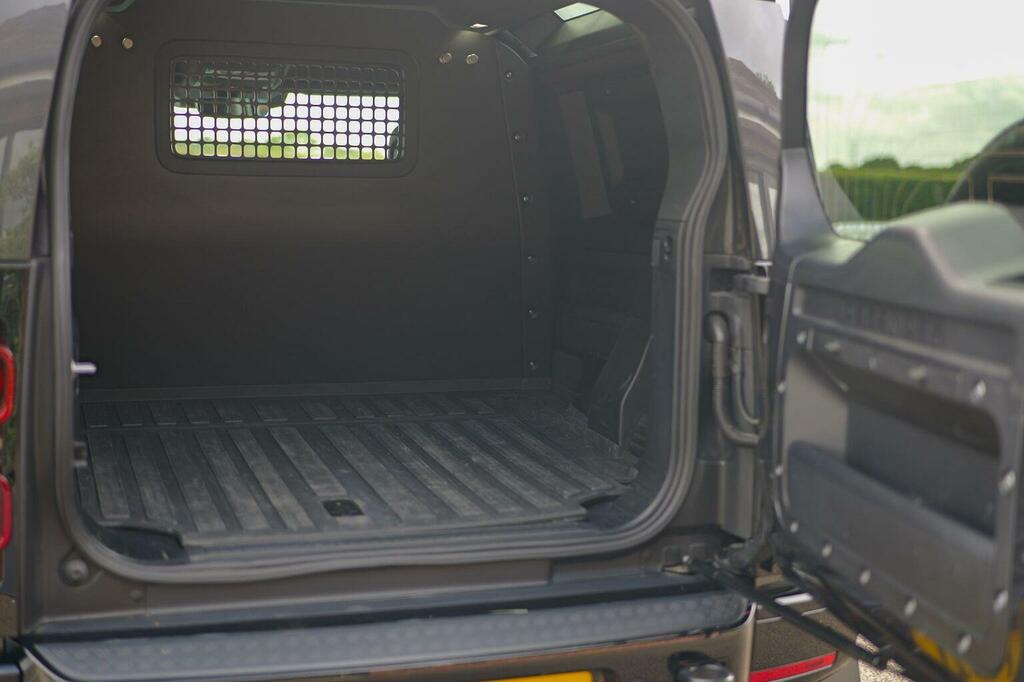 Land Rover Defender 90 X-dynamic Hse Black #24