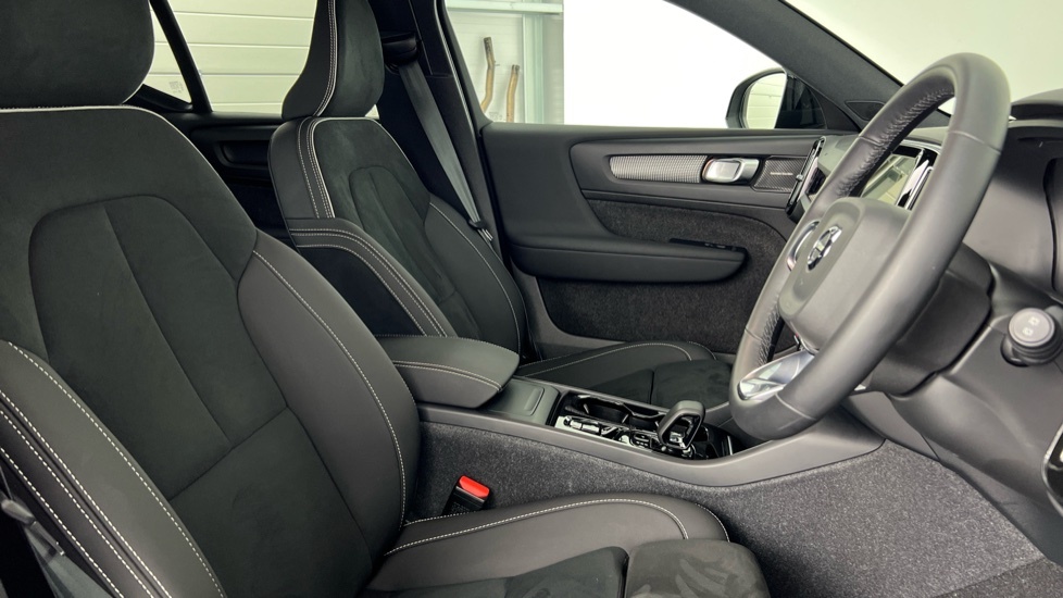 Volvo XC40 Plus Black Edition Black #9