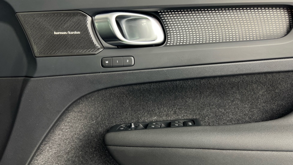 Volvo XC40 Plus Black Edition Black #15