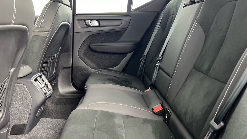 Volvo XC40 Plus Black Edition Black #33