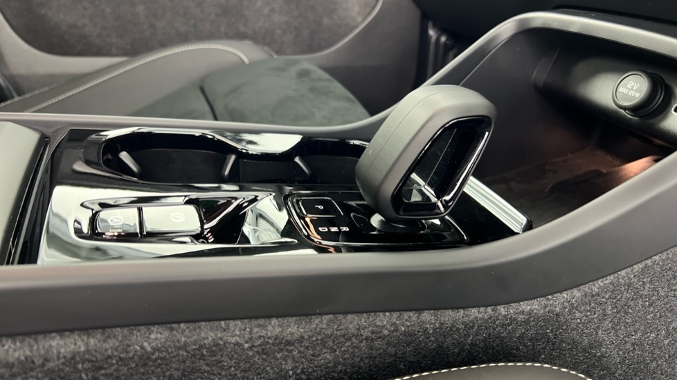 Volvo XC40 Plus Black Edition Black #14