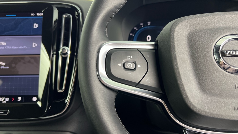 Volvo XC40 Plus Black Edition Black #18