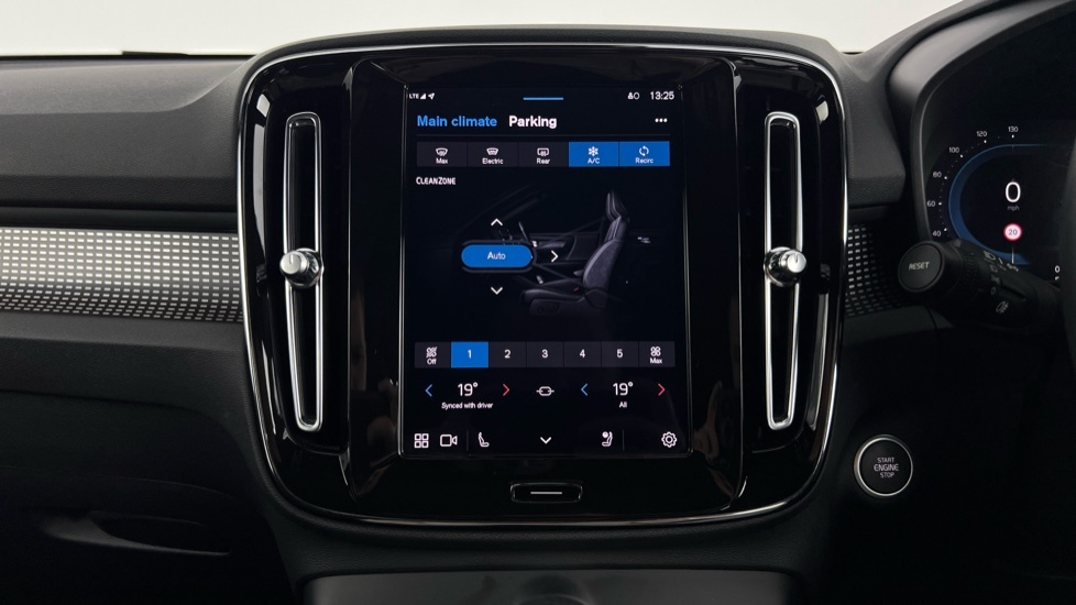 Volvo XC40 Plus Black Edition Black #40