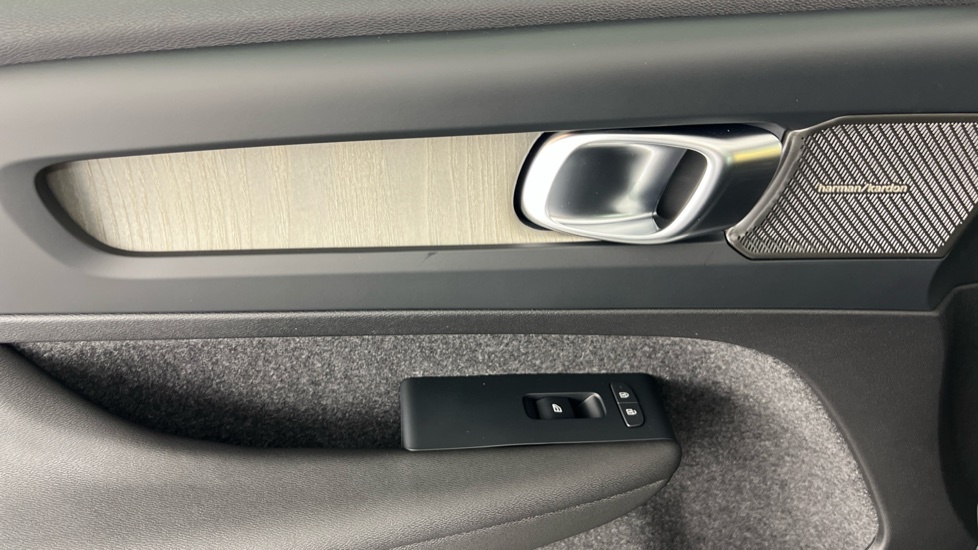 Volvo XC40 2.0 B3p Plus Black Edition Black #42