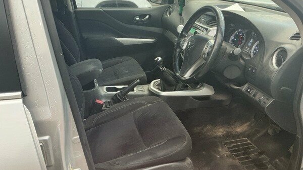 Nissan Navara White #8