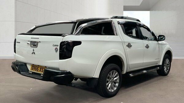Mitsubishi L200 2.4 Di-d Dc Barbarian Pickup Double Cab White #4
