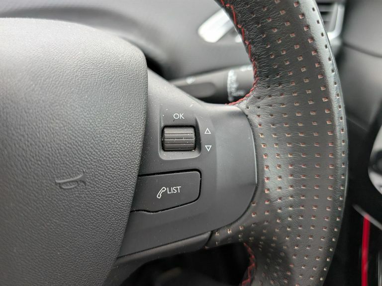 Peugeot 2008 Active White #12