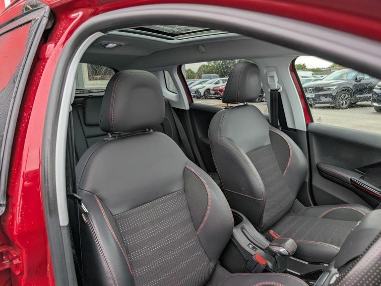Peugeot 2008 Active White #8