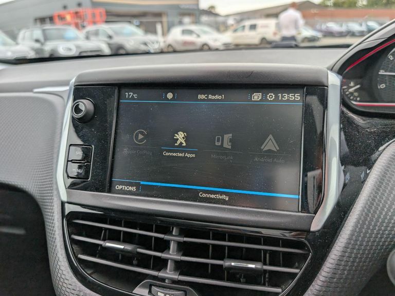 Peugeot 2008 Active White #25