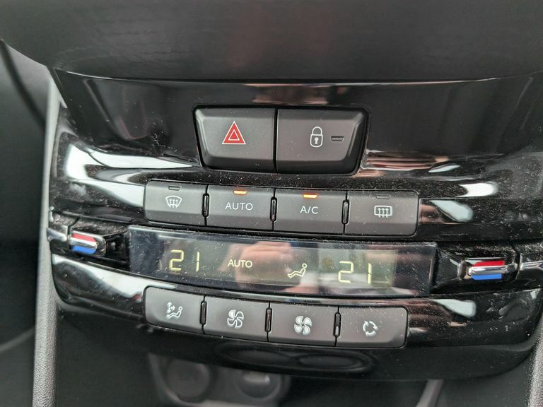 Peugeot 2008 Active White #16