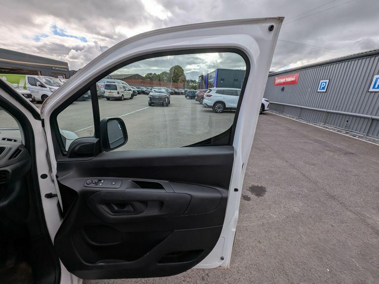 Vauxhall Combo 2300 1.5 Turbo D 100Ps H1 Sportive Van #9