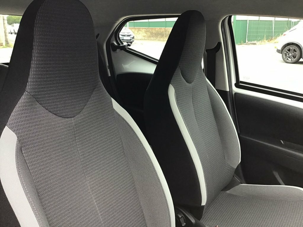 Toyota Aygo Vvt-i X-play Hatchback White #5