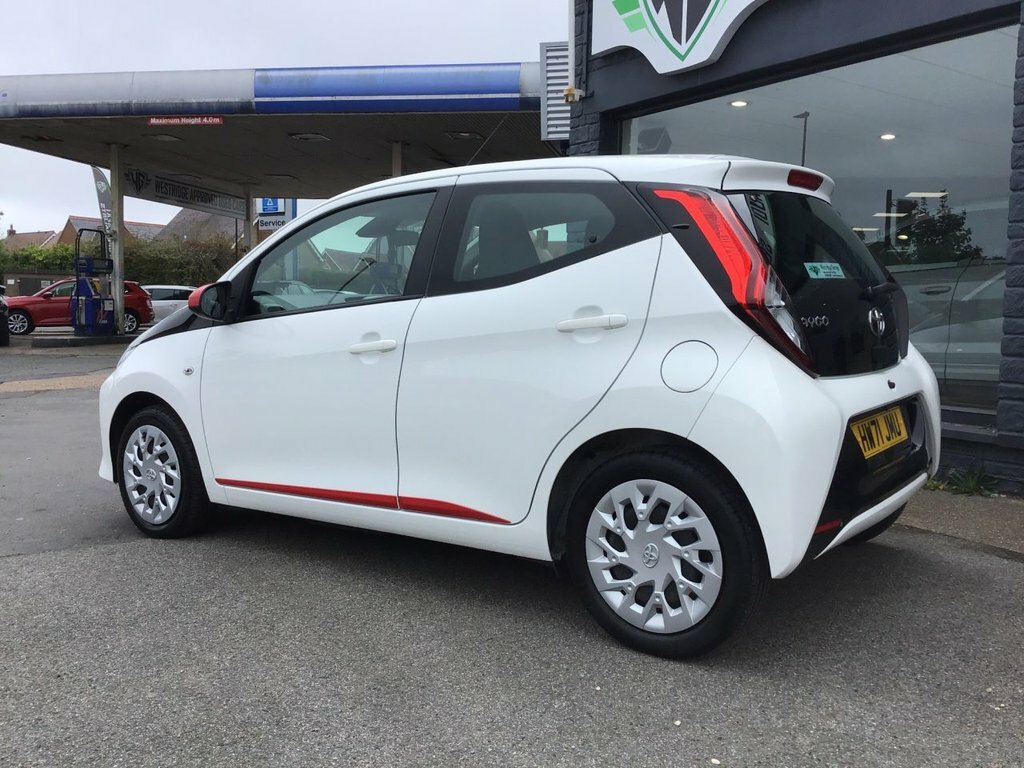 Toyota Aygo Vvt-i X-play Hatchback White #3