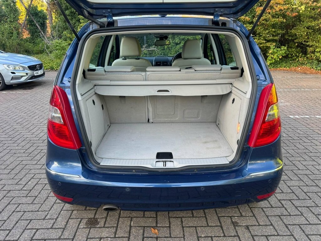 Mercedes-Benz A Class 1.5 Blueefficiency Avantgarde Se Black #24