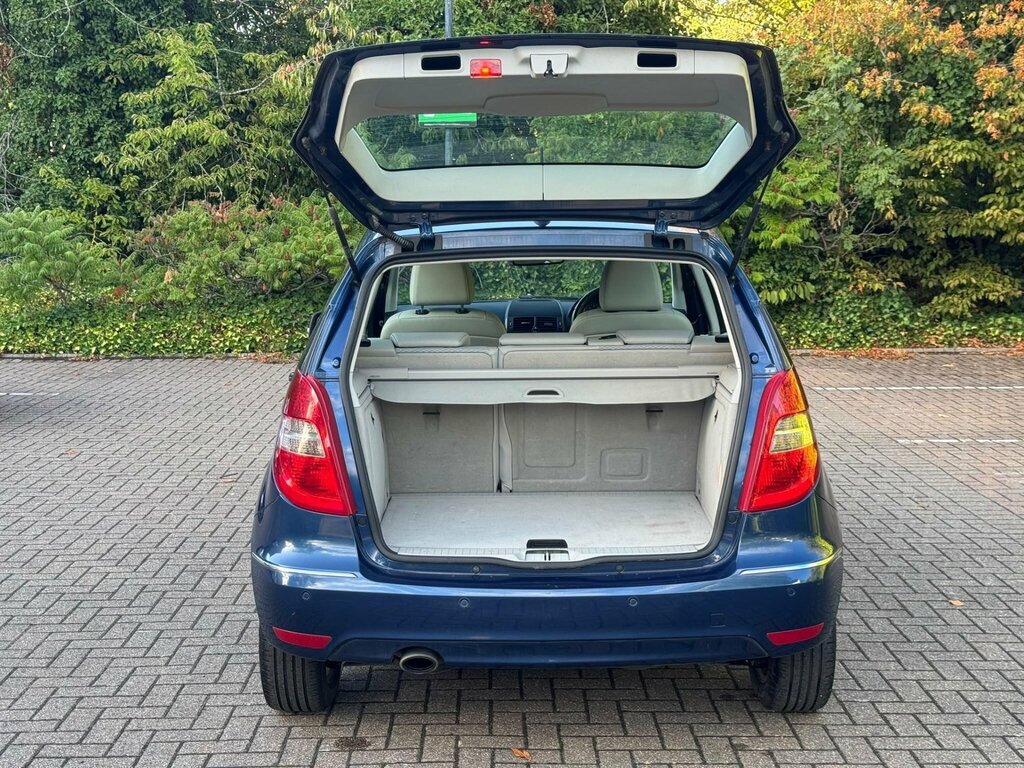 Mercedes-Benz A Class 1.5 Blueefficiency Avantgarde Se Black #23