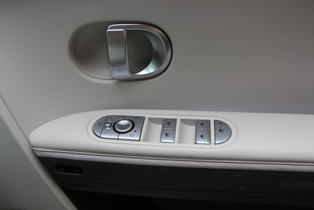 Hyundai Ioniq Automatic White #21