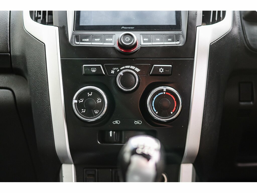 Isuzu D-Max 1.9 Yukon Double Cab 4X4 White #18