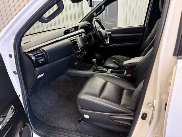 Toyota HILUX 2.8 D-4d 204 Bhp Invincible X Dcab Pickup 4Wd Aut White #6