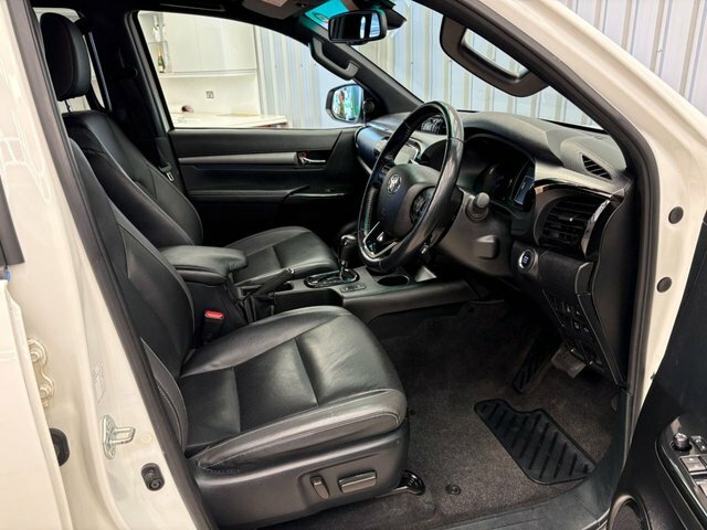 Toyota HILUX 2.8 D-4d 204 Bhp Invincible X Dcab Pickup 4Wd Aut White #5