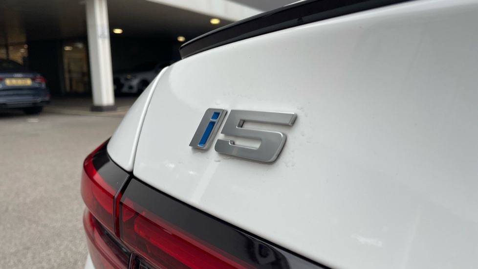 BMW i5 Edrive40 M Sport White #33