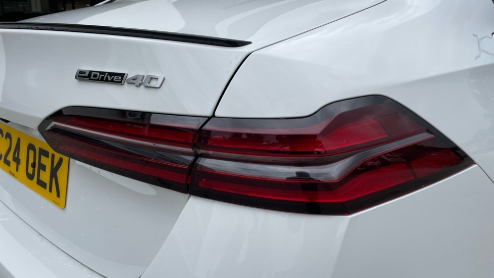 BMW i5 Edrive40 M Sport White #22