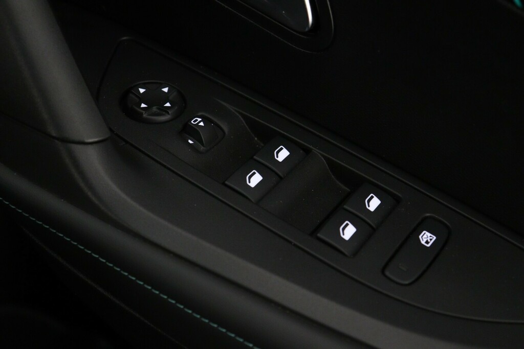 Peugeot 2008 Puretech Active Premium White #30