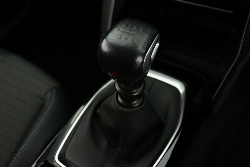Peugeot 2008 Puretech Active Premium White #25
