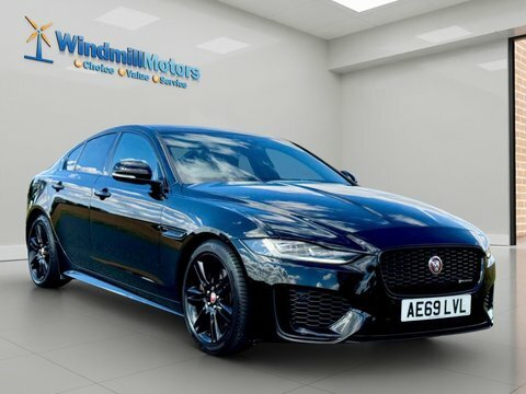 Jaguar XE 2.0 P250i R-dynamic AE69LVL Black