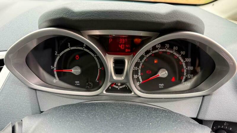 Ford Fiesta 1.25 Zetec 82 Silver #32