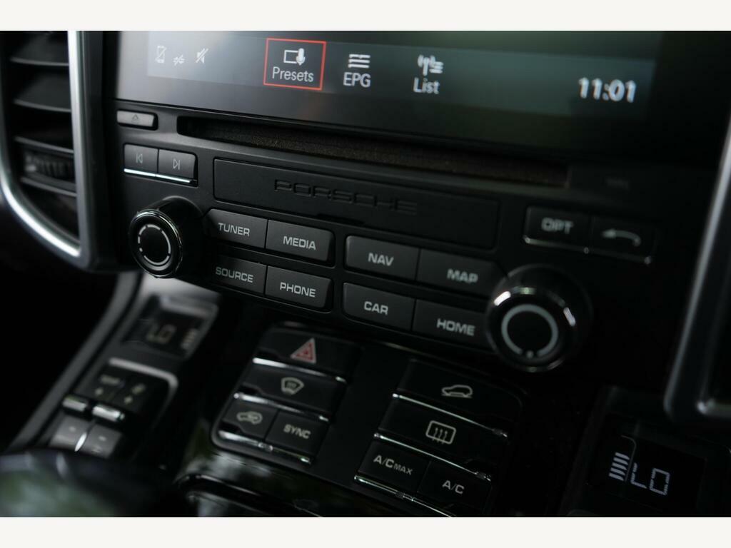 Porsche Cayenne V8 Turbo Tiptronic S White #37