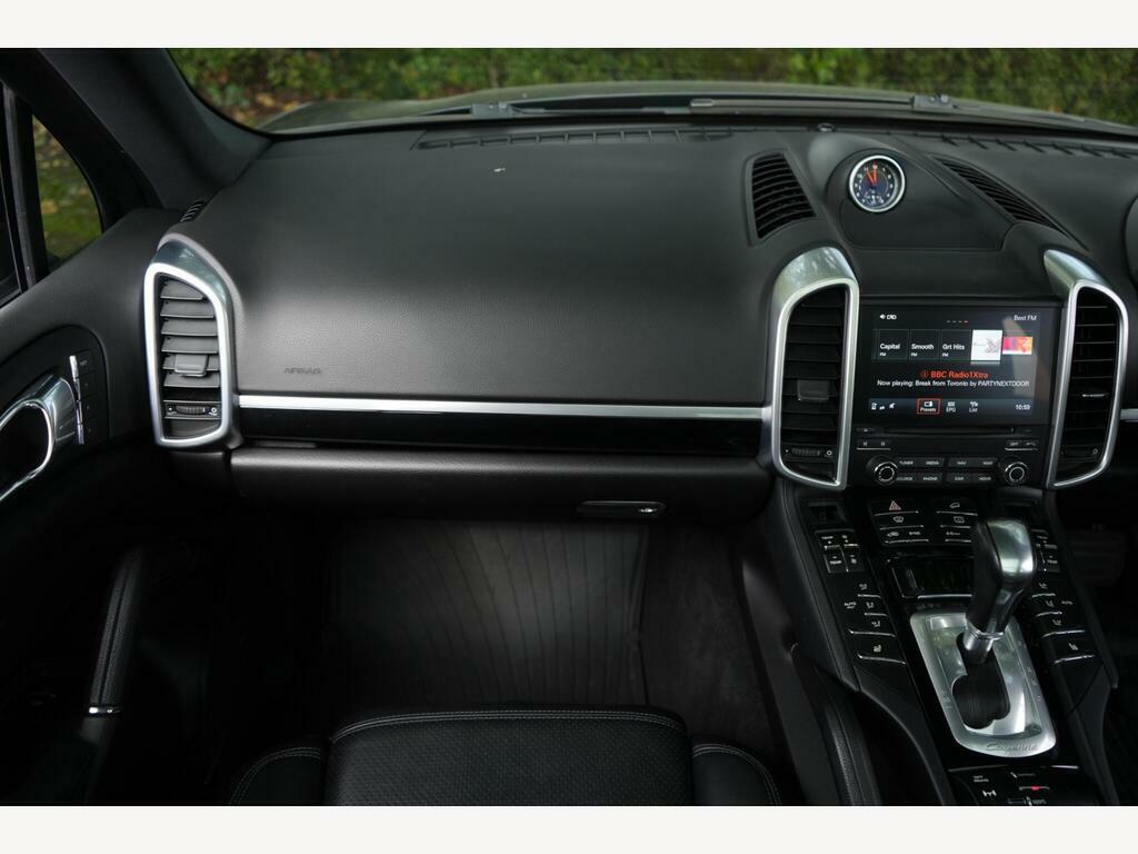 Porsche Cayenne V8 Turbo Tiptronic S White #32