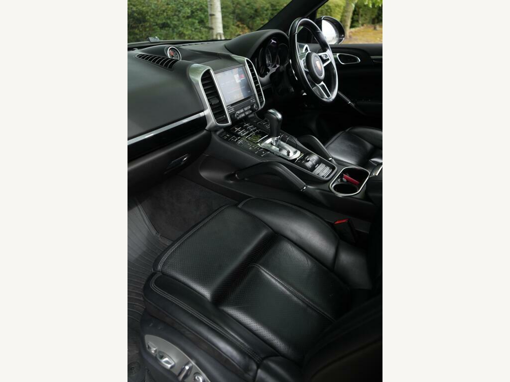 Porsche Cayenne V8 Turbo Tiptronic S White #31