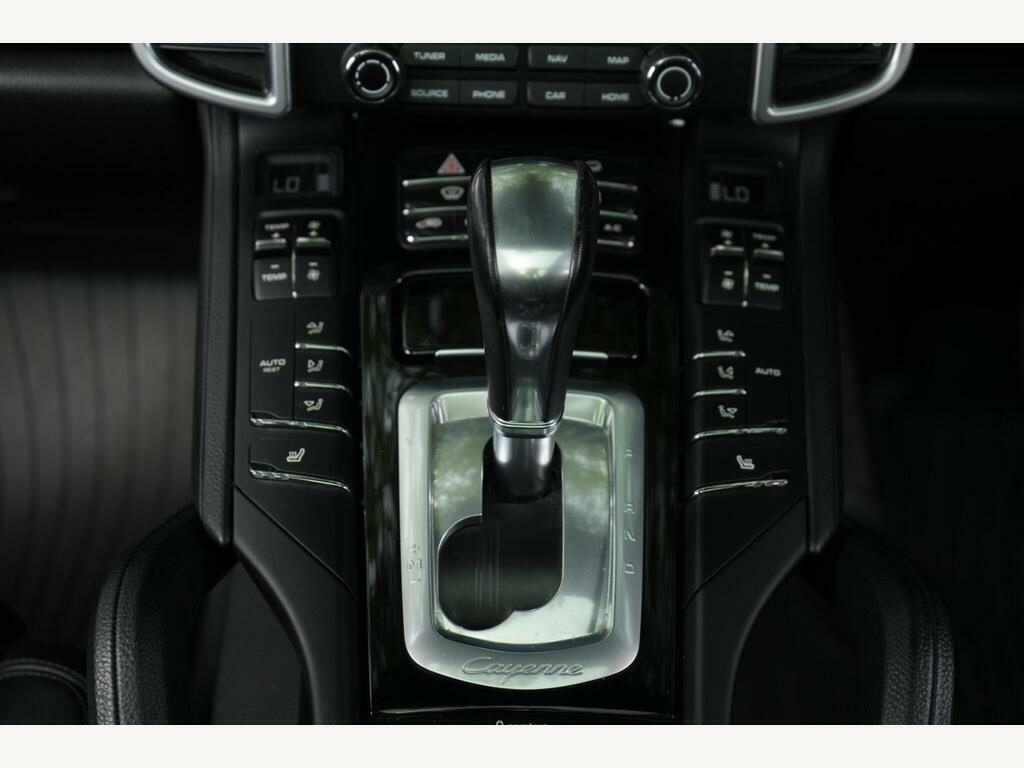 Porsche Cayenne V8 Turbo Tiptronic S White #35